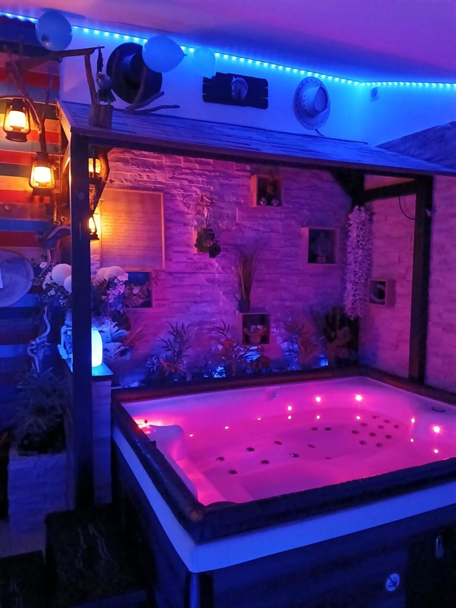 דול L'Histoire De L'Ouest , Jacuzzi Appartement מראה חיצוני תמונה
